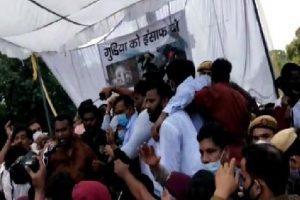 Delhi Girl Assault Case: पीड़ित परिवार से मिलने पहुंचे CM केजरीवाल का विरोध, फिर भाषण के दौरान मंच से गिरे