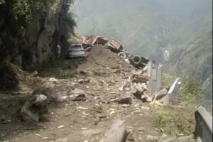 Himachal Pradesh: हिमाचल हाईवे पर था गाड़ियों का काफिला, दरक उठी चट्टानें, वीडियो देख कांप उठेंगे आप