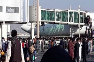 Kabul Airport : काबुल हवाई अड्डे पर अफरा-तफरी का माहौल, जहाज में चढ़ने के लिए लोग बेताब, देखें वीडियो
