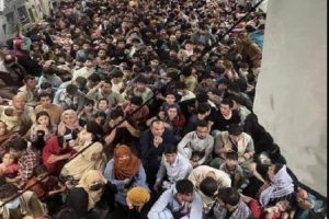 Chaos in Kabul: एक साथ इतने लोगों को लेकर काबुल से उड़ा विमान, तस्वीर कर देगी आपको दंग