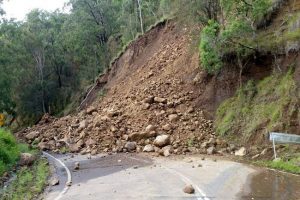 Landslide: इस मौसम में पहाड़ों पर जाना खतरनाक, उत्तराखंड और हिमाचल में रोज हो रहा भूस्खलन, दरक रहे पहाड़