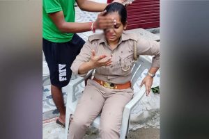 Uttar Pradesh: ड्यूटी पर तैनात महिला सिपाही पर सरेआम हमला, बदमाश ने लोहे की रॉड से किया लहूलूहान