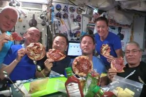 अंतरिक्ष में हुई पिज्जा पार्टी का Video वायरल, देखें स्पेस स्टेशन के अंदर का नजारा