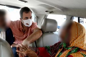 Delhi Girl Assault Case: गाड़ी में बैठकर पीड़िता के परिजनों से मिले राहुल गांधी, कुछ देर बाद अरविंद केजरीवाल भी मिलेंगे