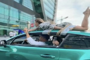 Viral Video: जब गर्लफ्रेंड को कार की छत पर बांधकर शहर में घुमाने लगा युवक, यहां देखें Video
