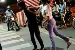 Lucknow: बीच चौराहे कैब ड्राइवर को पीटती रही युवती, वायरल हो रहा Video, ट्विटर पर उठी गिरफ्तारी की मांग