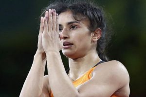 Tokyo Olympics: कुश्ती के मुकाबले में कांस्य पदक की दौड़ से बाहर हुईं विनेश फोगाट, दीपक पुनिया ने भी किया निराश