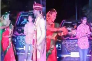 Viral Video: दुल्हे के स्वागत में दुल्हन ने बारात के साथ किया डांस, बारातियों ने भी दिया साथ