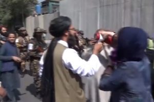 Afghan Crisis: काबुल में हिंसक हुआ महिलाओं का जत्था, तालिबान ने आंसू गैस के गोले दागे, देखें VIDEO