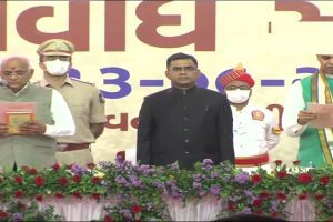 Gujarat: गुजरात के 17वें CM बने भूपेंद्र पटेल, राज्यपाल आचार्य देवव्रत ने दिलाई शपथ