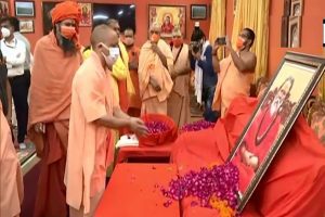 Prayagraj: सीएम योगी के बाद अखिलेश यादव ने भी दी महंत नरेंद्र गिरि को श्रद्धांजलि
