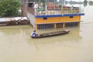 Flood in UP: बाढ़ के बीच जब नाव लेकर अकेले निकली स्कूल, बच्ची के जज्बे को लोगों ने किया सलाम