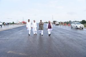 Delhi-Mumbai Expressway: अब 24 घंटे की बजाय 12 घंटे में पूरा होगा दिल्ली-मुंबई के बीच सफर, नितिन गडकरी का तोहफा