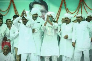 Uttar Pradesh: चौधरी अजित सिंह की श्रद्धांजलि सभा और रस्म पगड़ी में उमड़ी भारी भीड़