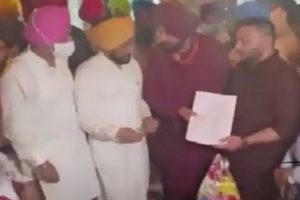 Punjab: CM चन्नी ने सिद्धू के हाथ से नियुक्ति-पत्र खींचा, चश्मा लगाकर पहले पढ़ा और फिर किया ऐलान, देखें वायरल तस्वीरें