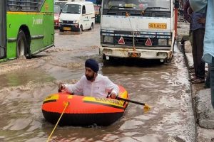 Delhi Rain: बारिश में दिल्ली की सड़कें बन गई तालाब, तो भाजपा नेता तजिंदर पाल सिंह बग्गा बोट ले कर निकल पड़े मौज लेने