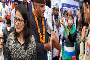 Video: PM मोदी की बुराई सुनकर आहत हुई युवती, अजय कोठियाल के सामने ही लगा दी AAP कार्यकर्ताओं की क्लास