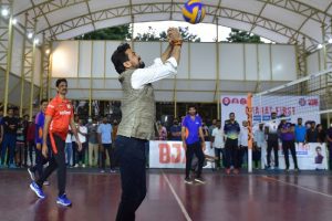Bengaluru: सांसद तेजस्वी सूर्या के साथ केंद्रीय मंत्री अनुराग ठाकुर ने खेला वॉलीबॉल मैच, देखें Video