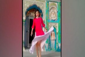 Viral Video: मंदिर के गेट पर युवती ने किया ‘सेकंड हैंड जवानी’ पर डांस, मचा बवाल