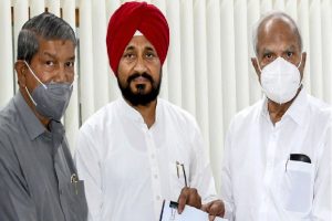 Punjab: MeToo के आरोपी रहे चरणजीत चन्नी को CM चुनने पर फंसी कांग्रेस, BJP ने लगाई लताड़