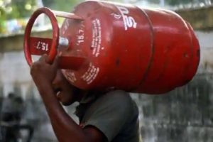 LPG Cylinder Price Hike: महीने के पहले दिन मंहगाई की मार, एलपीजी सिलेंडर की कीमत अब इतनी बढ़ी, जानें अपने शहर का नया रेट