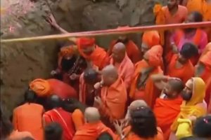 Mahant Narendra Giri: बाघंबरी मठ में महंत नरेंद्र गिरि को दी गई भू-समाधि, बलबीर गिरि ने की अंतिम क्रिया