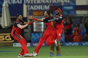 IPL 2021: RCB ने तोड़ा हार का सिलसिला, हर्षल की हैट्रिक के दम पर मुंबई को 54 रनों से दी शिकस्त