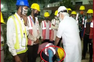 Viral Video: जब रात को नए संसद भवन का काम देखने पहुंचे PM मोदी ने मजदूर ने छू लिए प्रधानमंत्री के पांव