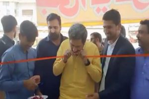 Pakistan: कैंची से नहीं कटा रिबन, तो दांतों से काटा, इमरान के मंत्री का Video Viral