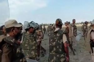 Assam : अतिक्रमण हटाने के नाम पर पुलिस ने की बर्बता, सरेआम लोगों पर चलाई गोली, Video Viral