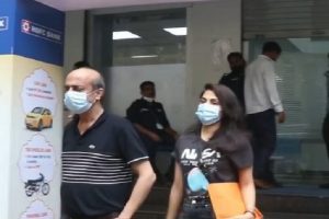 Rhea Chakraborty: पिता संग बैंक पहुंची रिया, कैमरामैन को देख दिया ऐसा रिएक्शन, Video वायरल