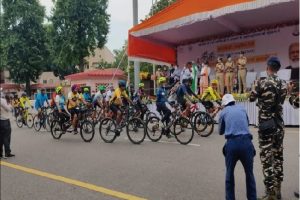 UP: आजादी का अमृत महोत्सव: SSB द्वारा आयोजित साइकिल रैली को CM योगी ने दिखाई हरी झंडी
