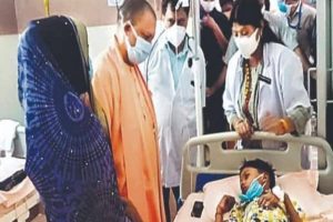 UP: प्रदेश में वायरल के बढ़ते मामलों पर CM योगी के सख्त तेवर, फिरोजाबाद में 3 डॉक्टरों को किया सस्पेंड