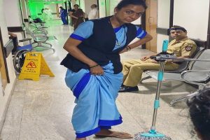 Bigg Boss OTT: बिग बॉस विनर Divya Agarwal ​हॉस्पिटल में पोछा लगाते हुए आईं नजर, वायरल हो रही तस्वीर