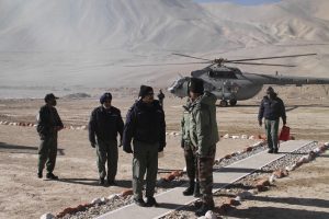 Ladakh Standoff: चीनी सैनिकों की हलचल के बीच एयर चीफ मार्शल पहुंचे लद्दाख, जानिए क्या है वजह