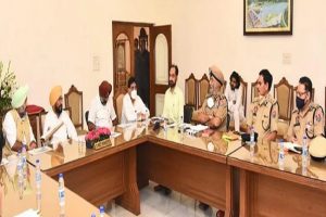 Punjab: CM चन्नी फिर घिरे विवादों में, DGP के साथ मीटिंग में बेटे को बैठाया, फोटो वायरल