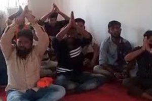 Karnataka: चर्च में बजरंग दल और VHP के कार्यकर्ताओं ने गाया भजन, धर्मांतरण के विरोध में उठाया ये कदम (वीडियो)