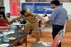 Kanpur Viral Video: ‘माडल शाप में हंगामा, सिपाही को पिटते नशेबाज’…जानें क्या है पूरा मामला