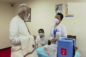 Corona Vaccination: रिकॉर्ड टीकाकरण पर RML अस्पताल पहुंचे PM मोदी, स्वास्थ्यकर्मियोंं का बढ़ाया हौसला