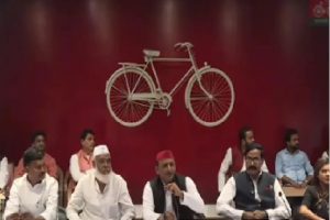 UP Election: चुनाव से पहले BSP को बड़ा झटका, हाथी का साथ छोड़ साइकिल पर सवार हुए 6 विधायक