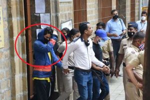 Mumbai: आर्यन खान और अन्य आरोपियों को लेकर कोर्ट रवाना हुई NCB की टीम, तस्वीरों में दिखे परेशान