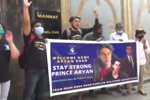 #WelcomeHomeAryanKhan: दीवाली पर पटाखों पर बैन लेकिन आर्यन खान की रिहाई पर मन्नत के बाहर जमकर हुई आतिशबाजी, शाहरुख के फैन्स मना रहे जश्न