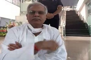 Lucknow: अमौसी एयरपोर्ट पर पुलिस ने रोका तो धरने पर बैठे छत्तीसगढ़ के CM बघेल