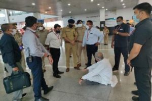 UP का सियासी संग्राम: लखीमपुर जाने की लगी होड़, भूपेश बघेल को पुलिस ने रोका तो एयरपोर्ट पर ही डाल दिया ‘डेरा’