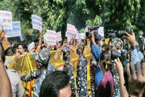 बांग्लादेश में हिंदुओं पर हमला: दिल्ली में बांग्लादेश दूतावास के बाहर हिन्दू संगठनों का प्रदर्शन, सौंपा ज्ञापन