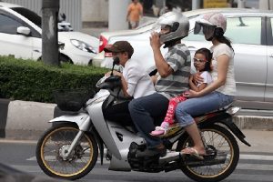 Safety First: बाइक पर बच्चों को पीछे बिठाने के लिए नए निर्देश जारी, पालन न करने वालों पर होगी कार्रवाई