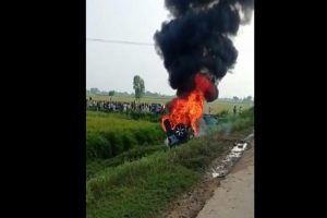 Lakhimpur Kheri: मंत्री के काफिले की गाड़ी ने किसानों को कुचला, मचा बवाल, गाड़ियां फूंकीं