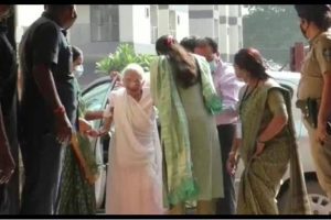 Gandhinagar Municipal polls: 100 साल की उम्र में भी वोट देने पहुंची PM मोदी की मां, हौसला देख लोगों ने किया सलाम