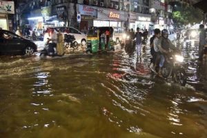 Hyderabad: हैदराबाद में जबरदस्त बारिश से बाढ़ जैसे हालात, नाले में बहे लोग, सड़कों पर तैरते दिखे वाहन