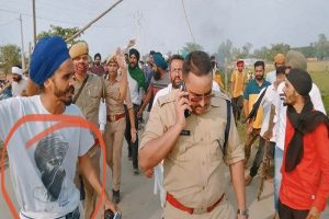 UP: लखीमपुर हिंसा के पीछे बड़ी साजिश? उपद्रवी किसानों की भीड़ में भिंडरावाले की टीशर्ट पहने दिखा शख्स